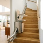 Monte-escalier moderne sur un escalier tournant, maison lumineuse