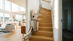 Monte-escalier moderne sur un escalier tournant, maison lumineuse